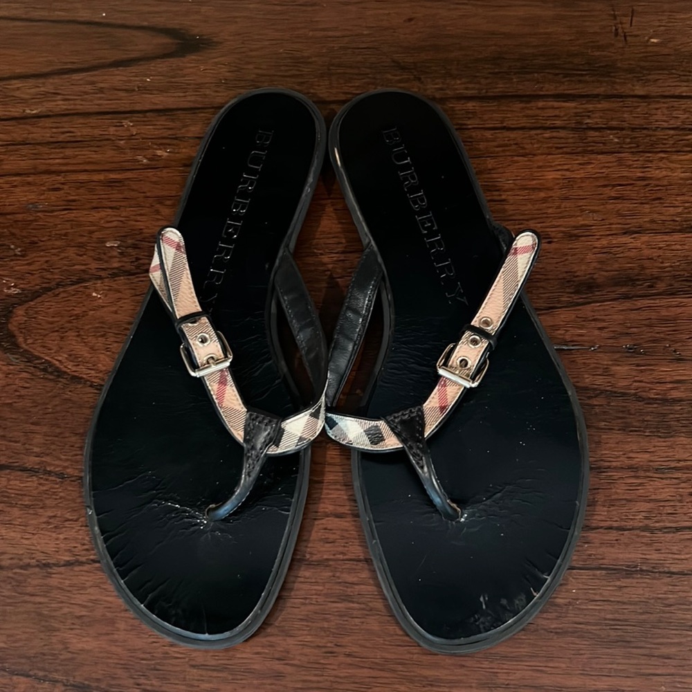 Burberry black leather flip flops